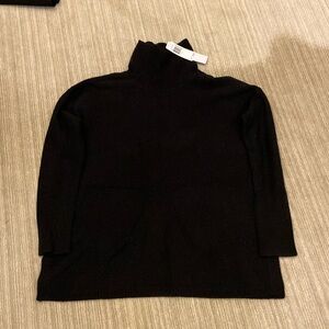 Black oversized Cashmere sweater by The Cashmere project.